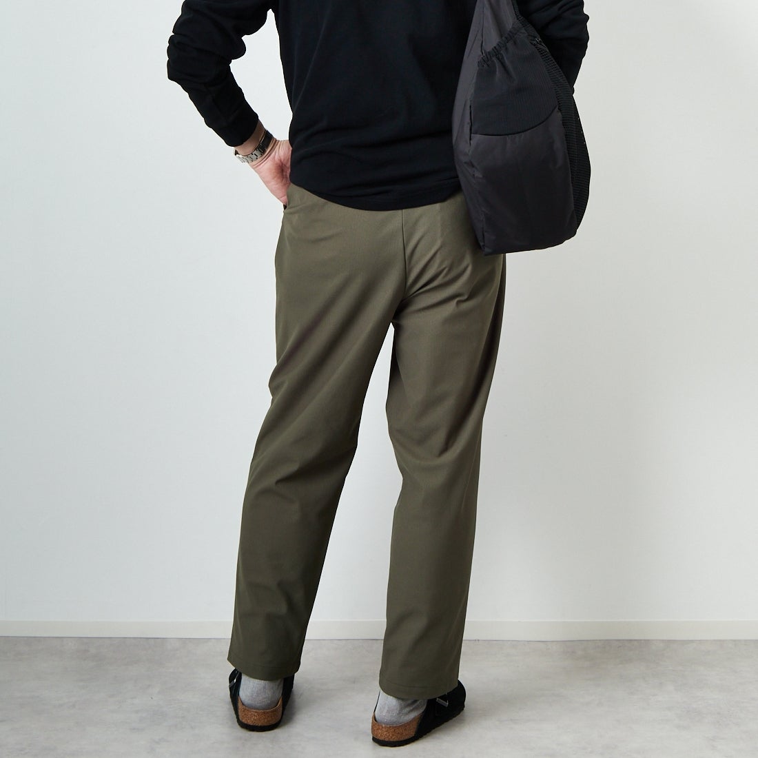 STILL BY HAND [スティルバイハンド] 別注 スリムテーパードパンツ [2501JF-EX05-JF] OLIVE&&モデル身長：174cm 着用サイズ：46&&