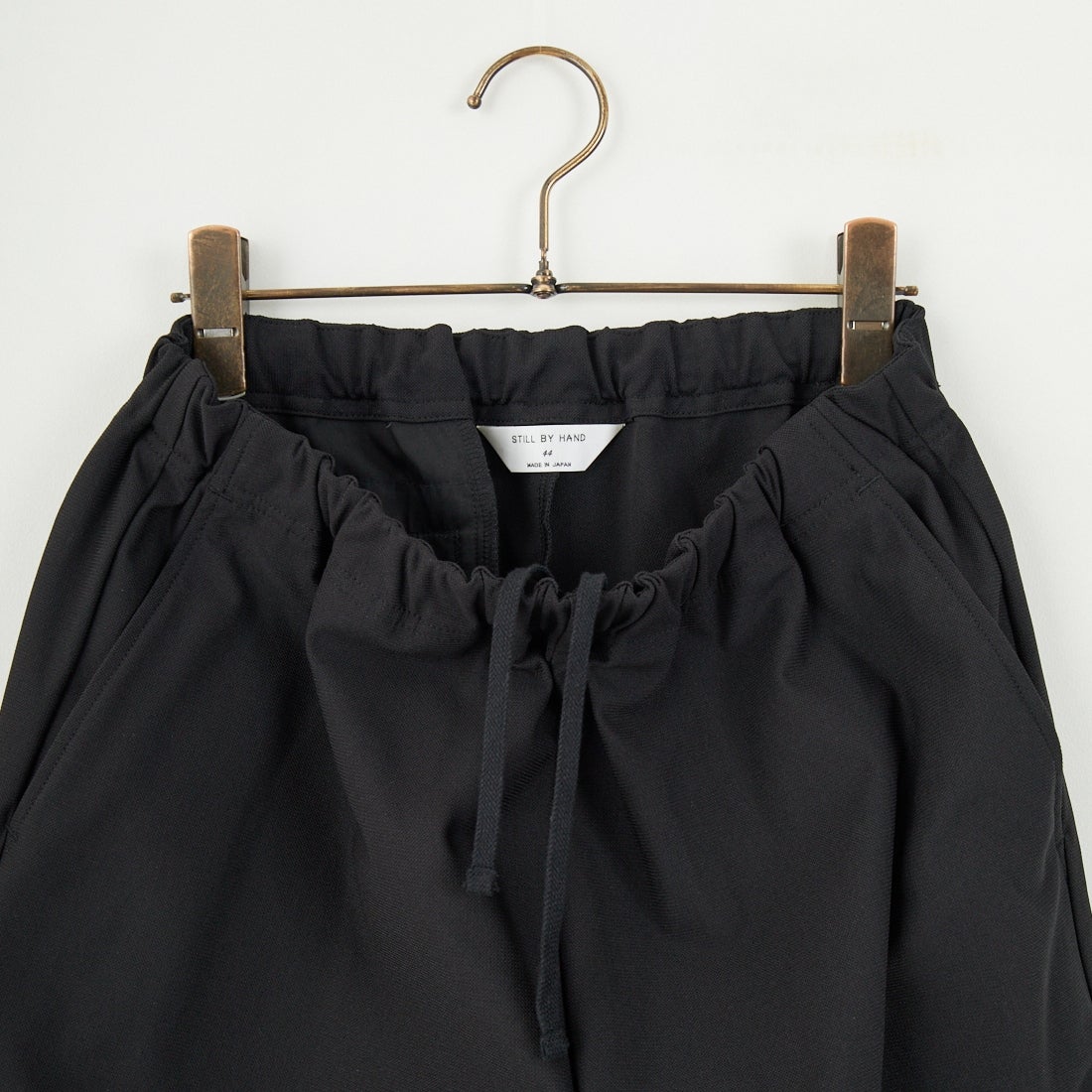 STILL BY HAND [スティルバイハンド] 別注 スリムテーパードパンツ [2501JF-EX05-JF] BLACK