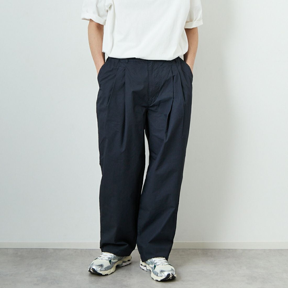 STILL BY HAND [スティルバイハンド] 別注 製品染めツータックテーパードパンツ [2501JF-EX01-JF] CHARCOAL &&モデル身長：179cm 着用サイズ：46&&