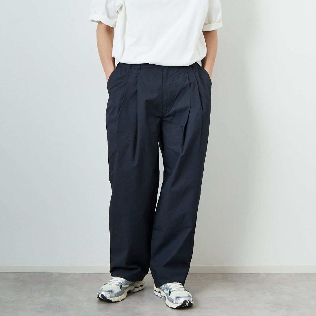 STILL BY HAND [スティルバイハンド] 別注 製品染めツータックテーパードパンツ [2501JF-EX01-JF] CHARCOAL &&モデル身長：179cm 着用サイズ：46&&