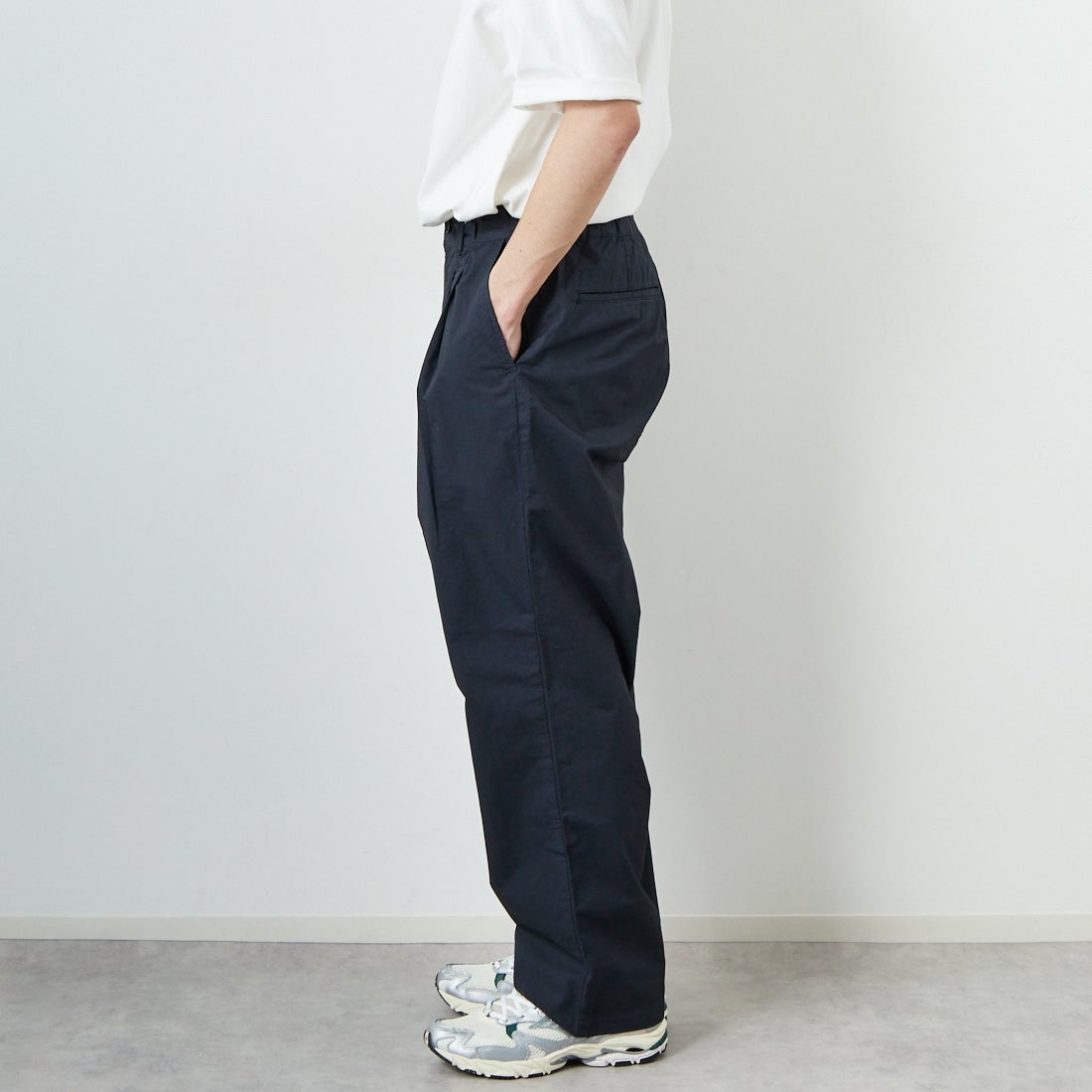 STILL BY HAND [スティルバイハンド] 別注 製品染めツータックテーパードパンツ [2501JF-EX01-JF] CHARCOAL &&モデル身長：168cm 着用サイズ：46&&