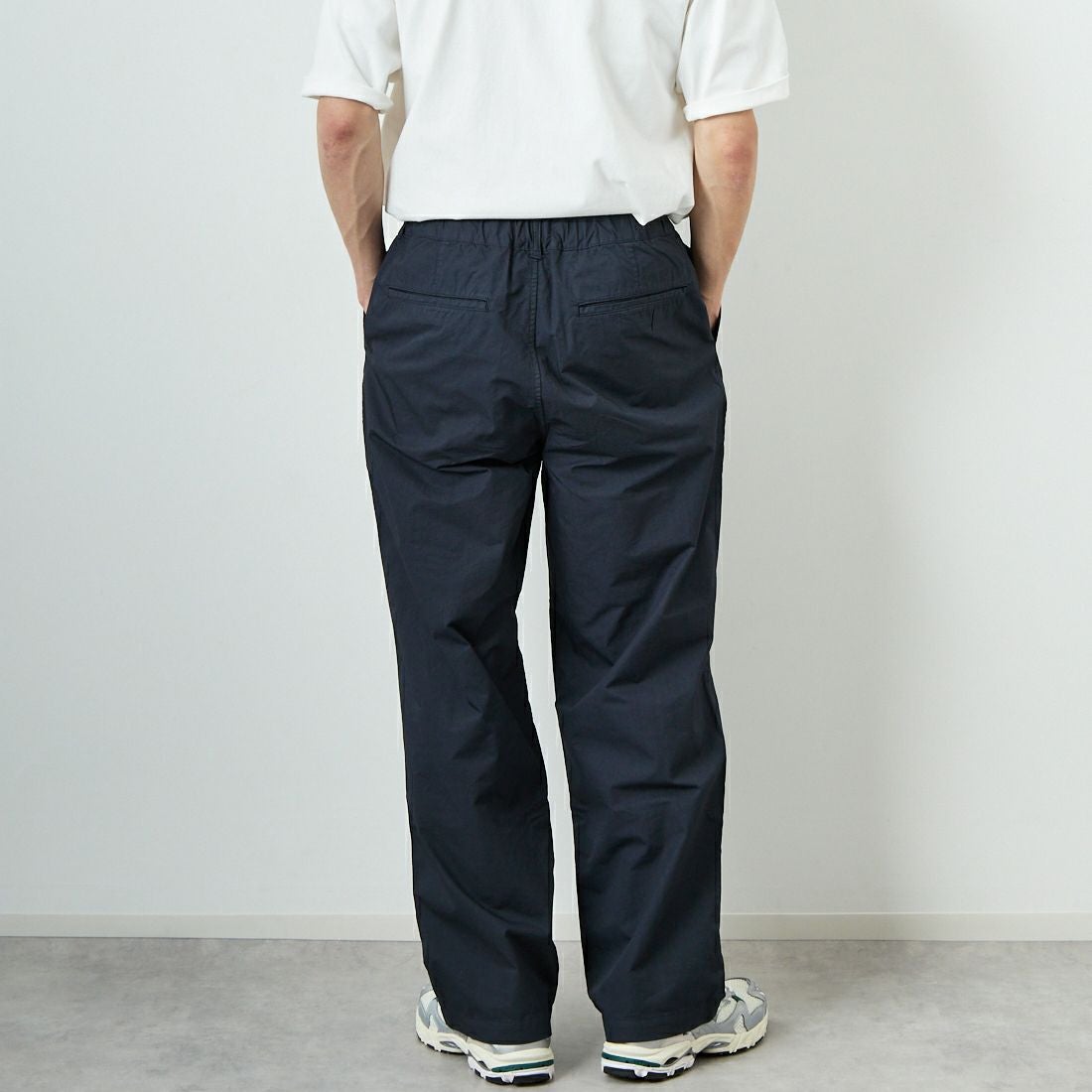 STILL BY HAND [スティルバイハンド] 別注 製品染めツータックテーパードパンツ [2501JF-EX01-JF] CHARCOAL &&モデル身長：168cm 着用サイズ：46&&