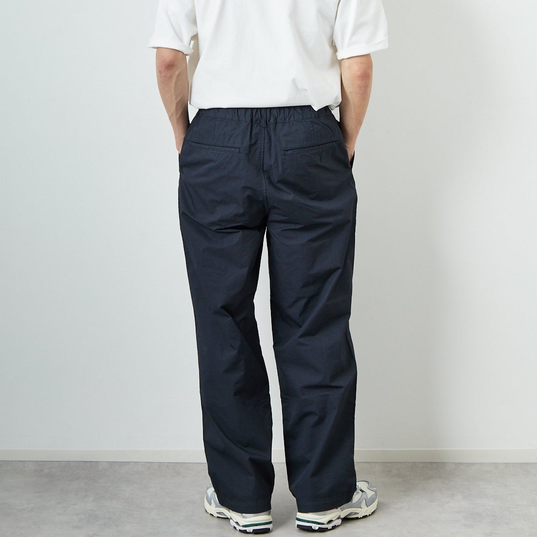 STILL BY HAND [スティルバイハンド] 別注 製品染めツータックテーパードパンツ [2501JF-EX01-JF] CHARCOAL &&モデル身長：168cm 着用サイズ：46&&