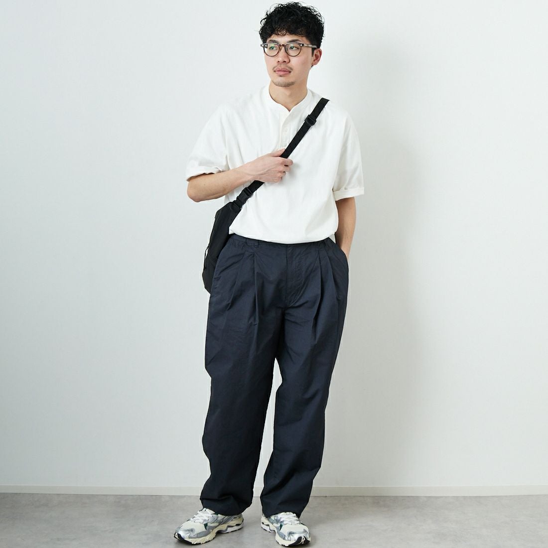 STILL BY HAND [スティルバイハンド] 別注 製品染めツータックテーパードパンツ [2501JF-EX01-JF] CHARCOAL &&モデル身長：168cm 着用サイズ：46&&