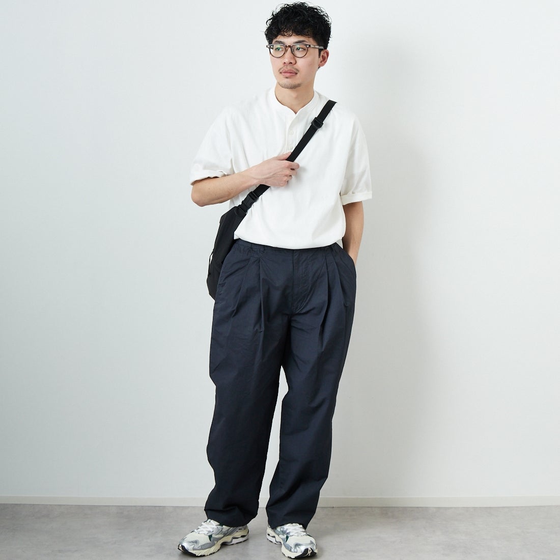 STILL BY HAND [スティルバイハンド] 別注 製品染めツータックテーパードパンツ [2501JF-EX01-JF] CHARCOAL &&モデル身長：168cm 着用サイズ：46&&