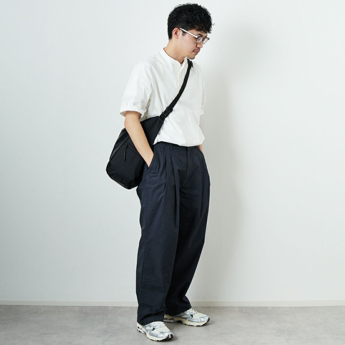 STILL BY HAND [スティルバイハンド] 別注 製品染めツータックテーパードパンツ [2501JF-EX01-JF] CHARCOAL &&モデル身長：168cm 着用サイズ：46&&