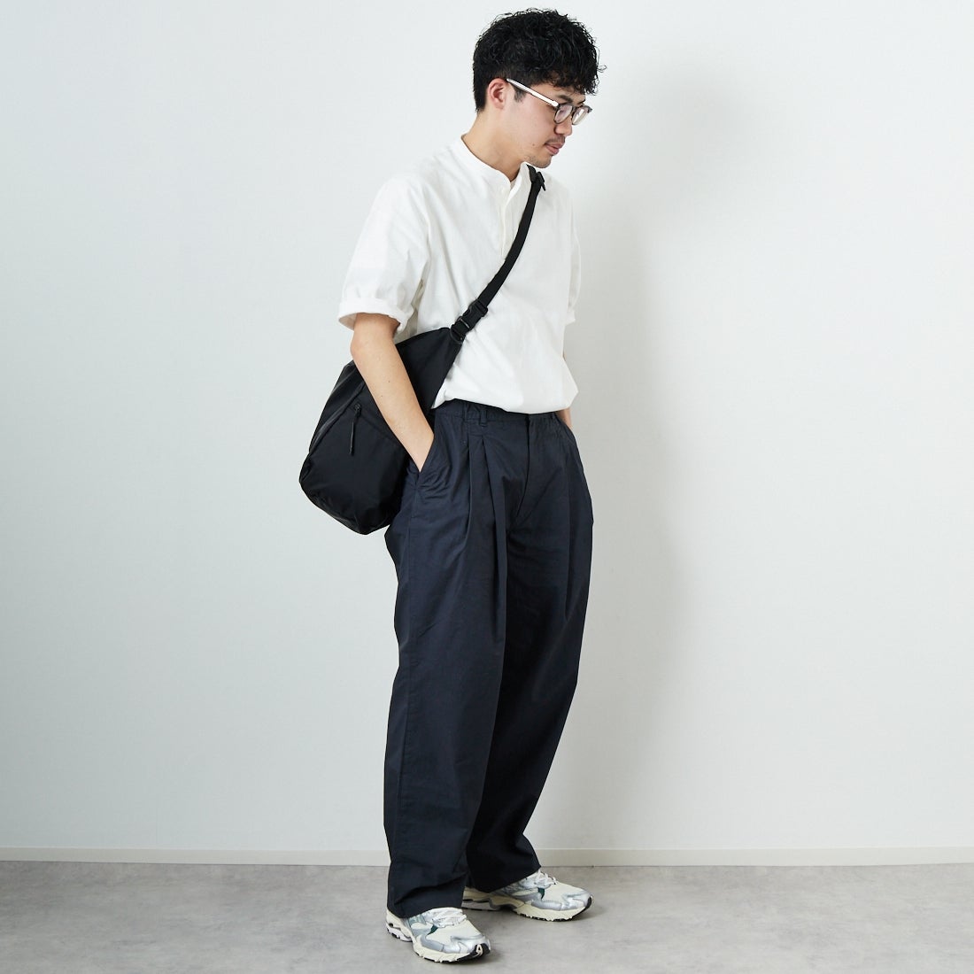 STILL BY HAND [スティルバイハンド] 別注 製品染めツータックテーパードパンツ [2501JF-EX01-JF] CHARCOAL &&モデル身長：168cm 着用サイズ：46&&