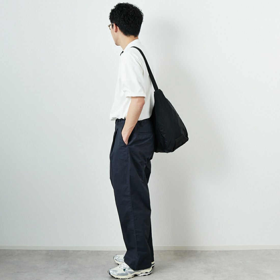 STILL BY HAND [スティルバイハンド] 別注 製品染めツータックテーパードパンツ [2501JF-EX01-JF] CHARCOAL &&モデル身長：168cm 着用サイズ：46&&