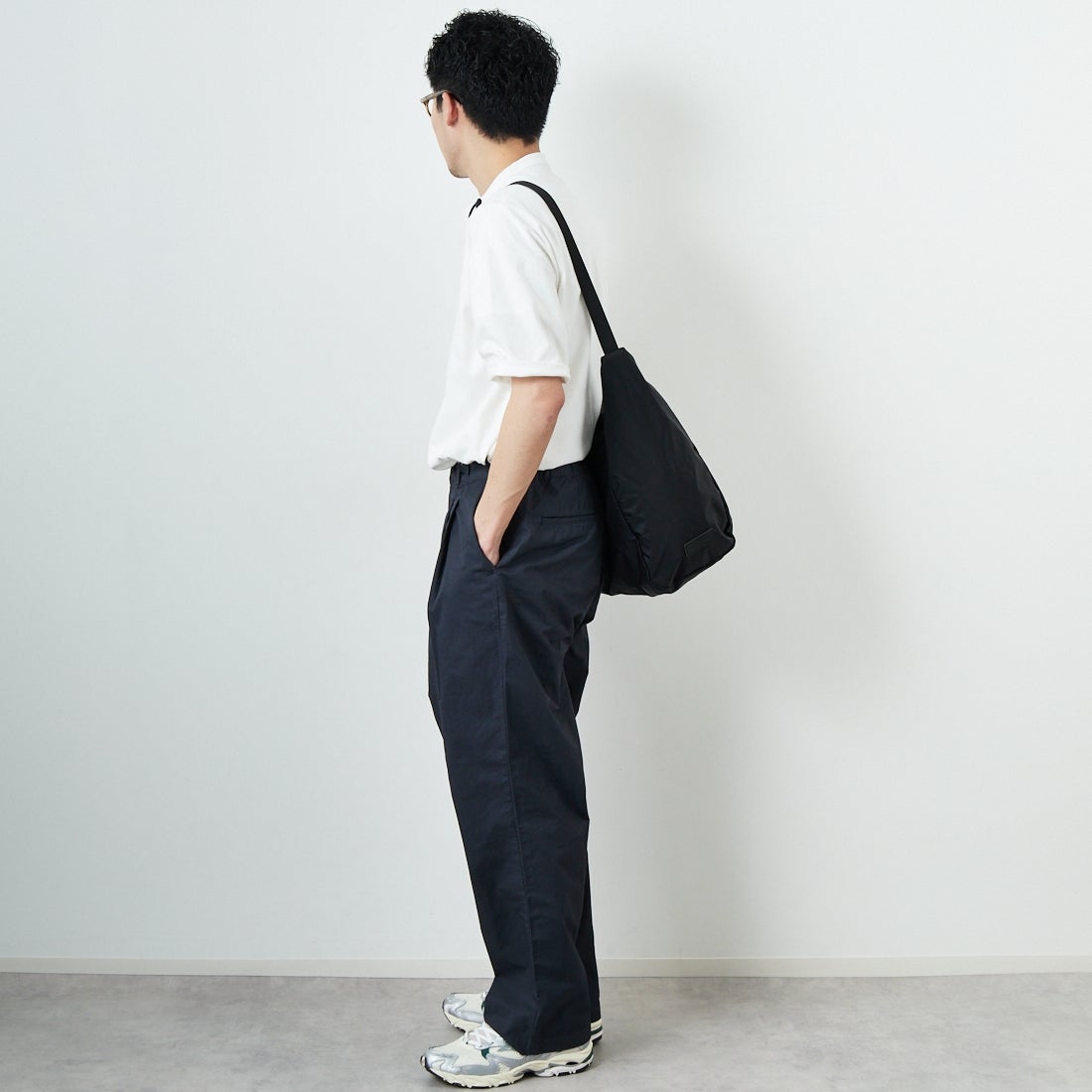 STILL BY HAND [スティルバイハンド] 別注 製品染めツータックテーパードパンツ [2501JF-EX01-JF] CHARCOAL &&モデル身長：168cm 着用サイズ：46&&