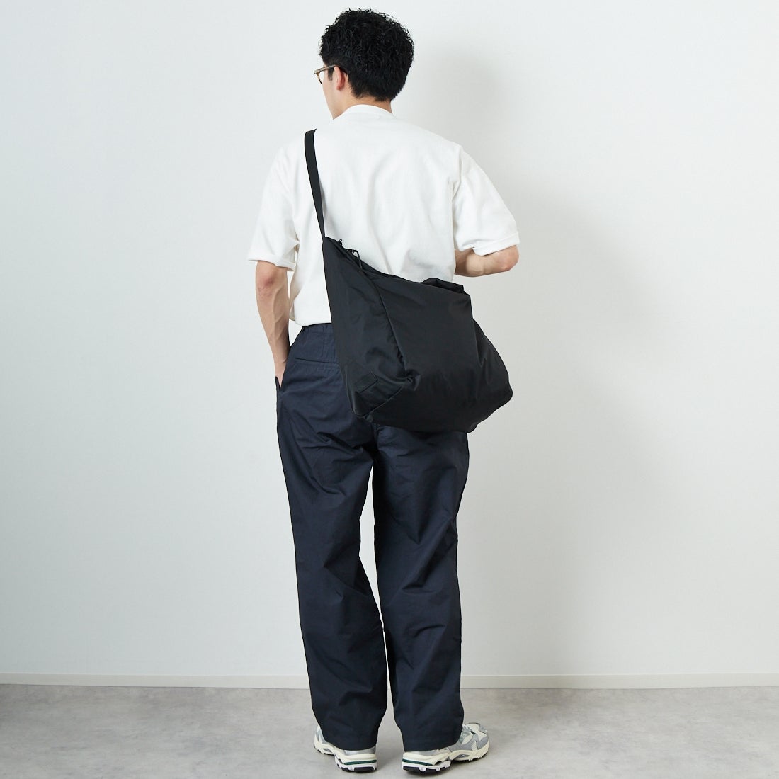 STILL BY HAND [スティルバイハンド] 別注 製品染めツータックテーパードパンツ [2501JF-EX01-JF] CHARCOAL &&モデル身長：168cm 着用サイズ：46&&