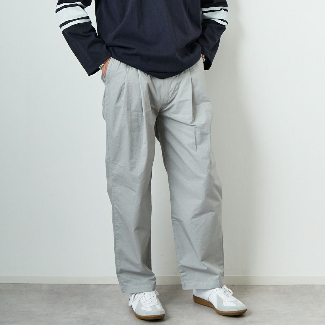 STILL BY HAND [スティルバイハンド] 別注 製品染めツータックテーパードパンツ [2501JF-EX01-JF] ICE GRAY &&モデル身長：174cm 着用サイズ：48&&