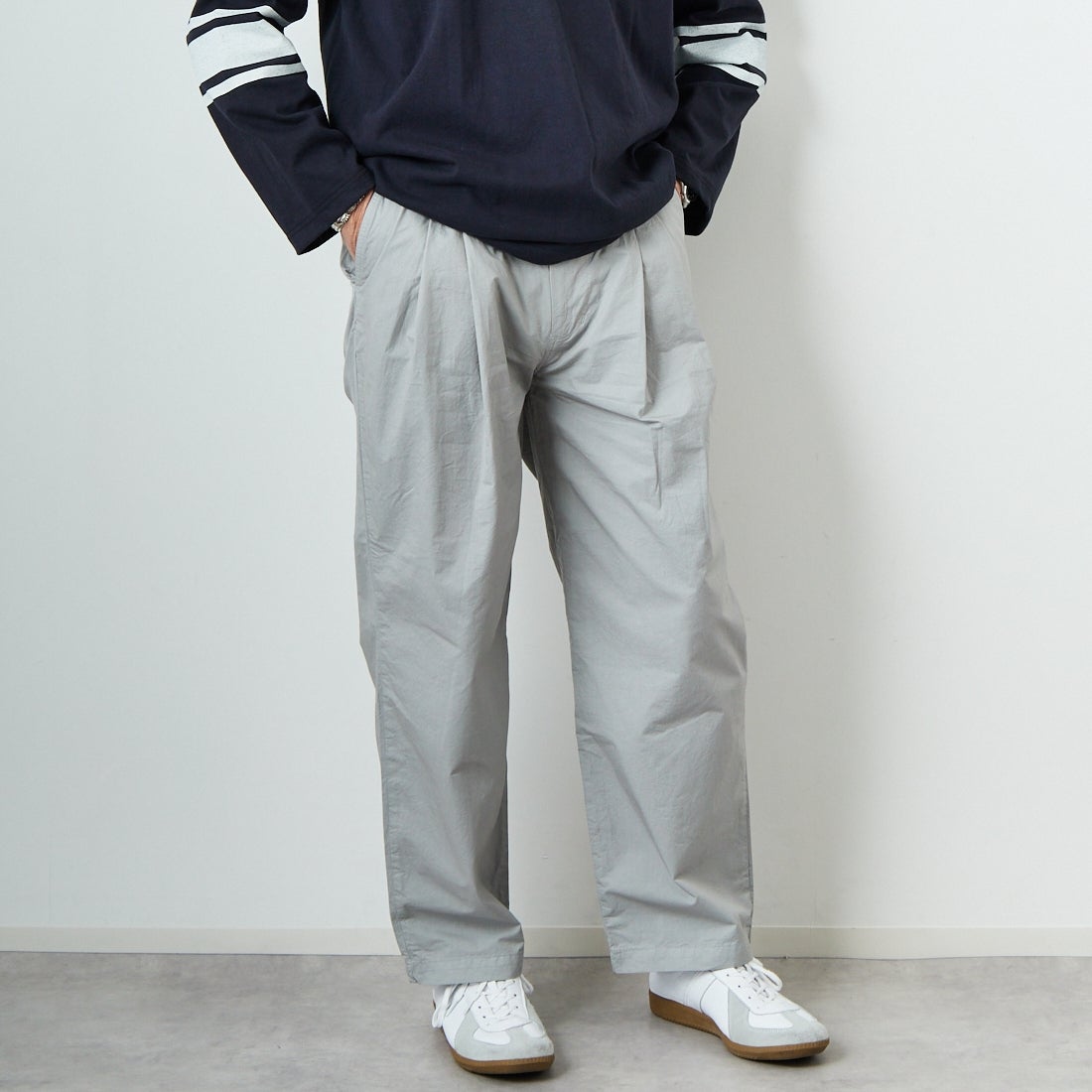 STILL BY HAND [スティルバイハンド] 別注 製品染めツータックテーパードパンツ [2501JF-EX01-JF] ICE GRAY &&モデル身長：174cm 着用サイズ：48&&