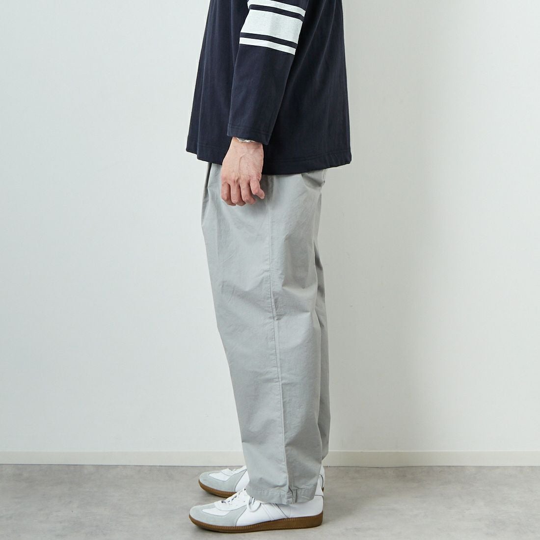 STILL BY HAND [スティルバイハンド] 別注 製品染めツータックテーパードパンツ [2501JF-EX01-JF] ICE GRAY &&モデル身長：174cm 着用サイズ：48&&