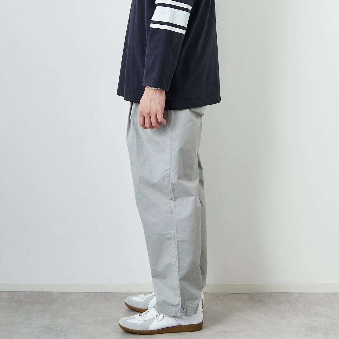 STILL BY HAND [スティルバイハンド] 別注 製品染めツータックテーパードパンツ [2501JF-EX01-JF] ICE GRAY &&モデル身長：174cm 着用サイズ：48&&