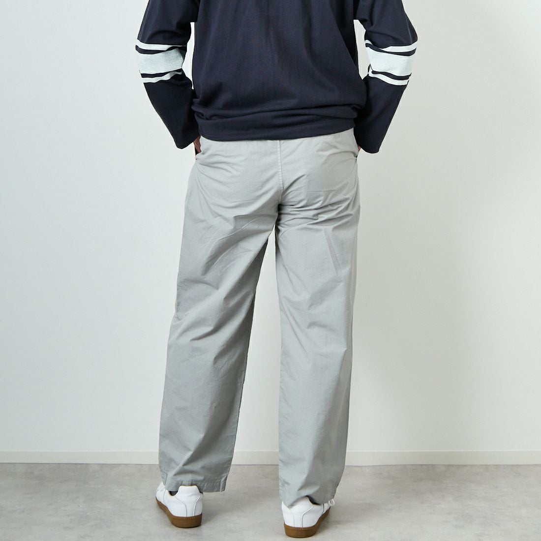 STILL BY HAND [スティルバイハンド] 別注 製品染めツータックテーパードパンツ [2501JF-EX01-JF] ICE GRAY &&モデル身長：174cm 着用サイズ：48&&