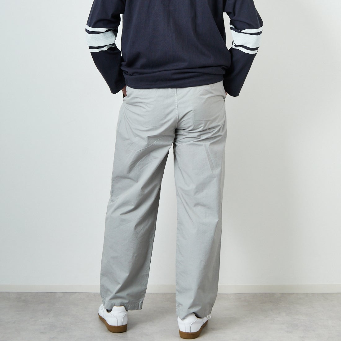 STILL BY HAND [スティルバイハンド] 別注 製品染めツータックテーパードパンツ [2501JF-EX01-JF] ICE GRAY &&モデル身長：174cm 着用サイズ：48&&