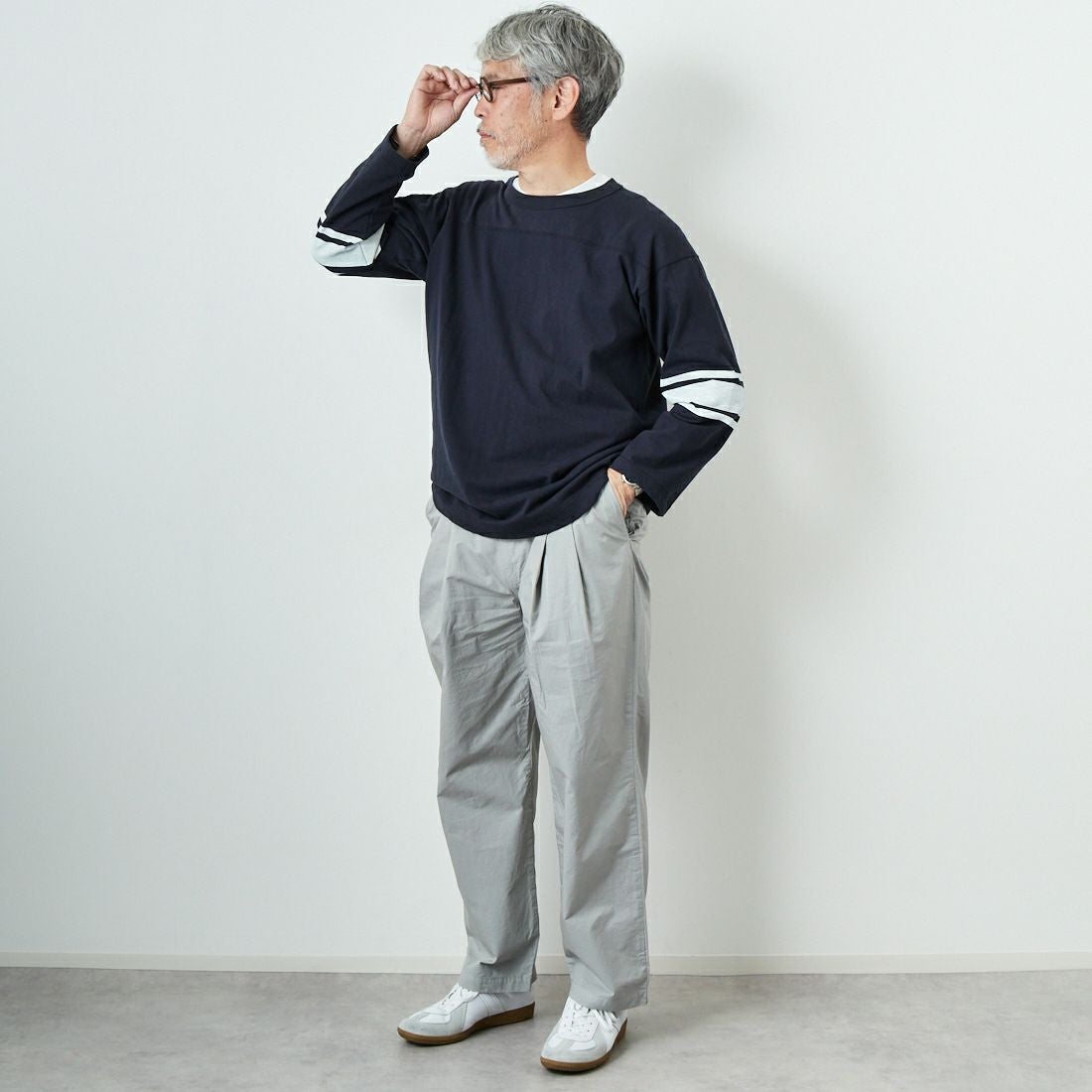 STILL BY HAND [スティルバイハンド] 別注 製品染めツータックテーパードパンツ [2501JF-EX01-JF] ICE GRAY &&モデル身長：174cm 着用サイズ：48&&