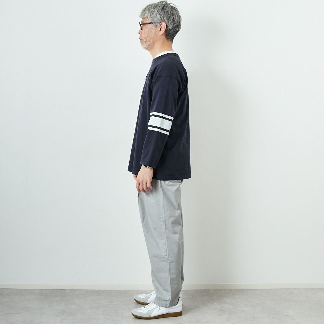 STILL BY HAND [スティルバイハンド] 別注 製品染めツータックテーパードパンツ [2501JF-EX01-JF] ICE GRAY &&モデル身長：174cm 着用サイズ：48&&