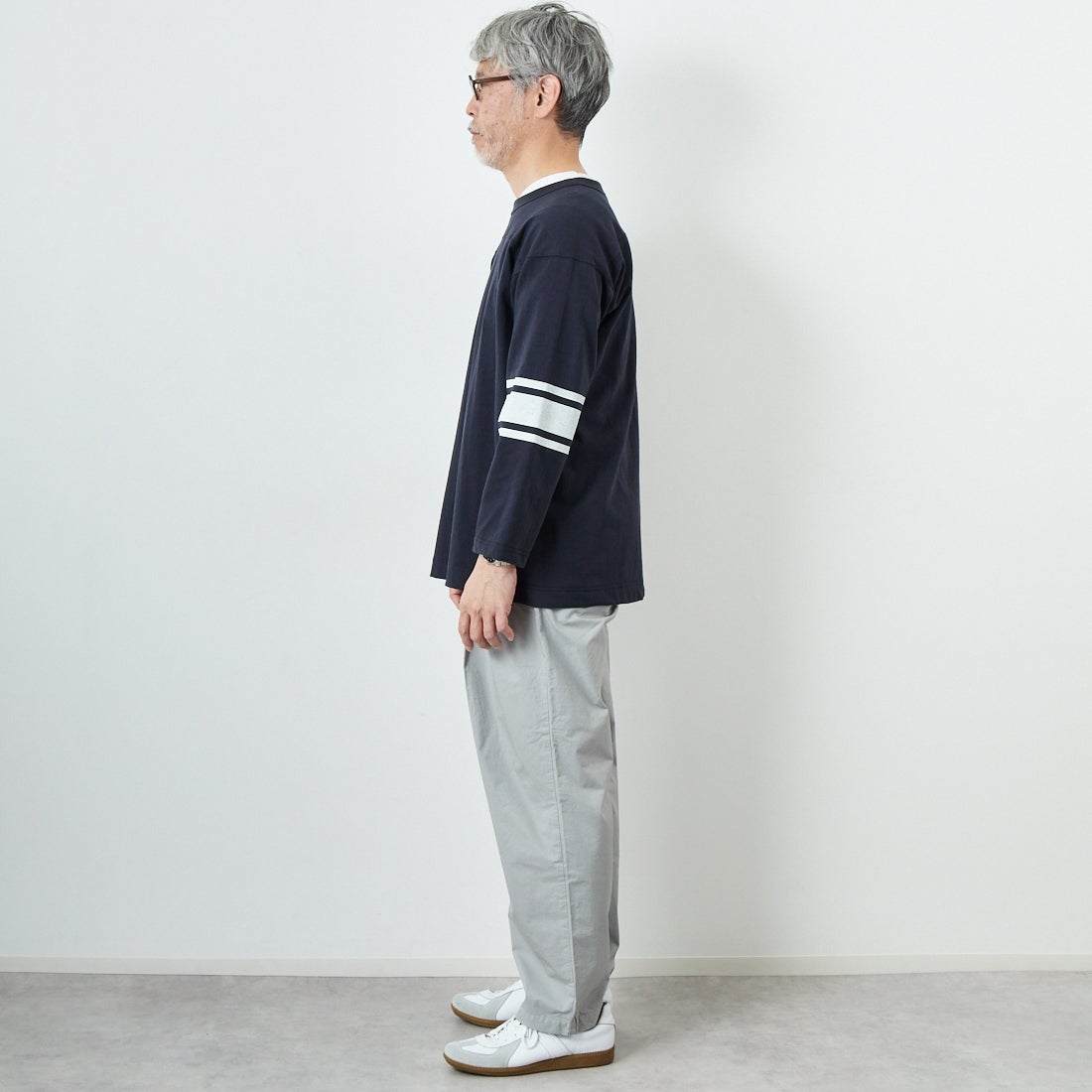 STILL BY HAND [スティルバイハンド] 別注 製品染めツータックテーパードパンツ [2501JF-EX01-JF] ICE GRAY &&モデル身長：174cm 着用サイズ：48&&