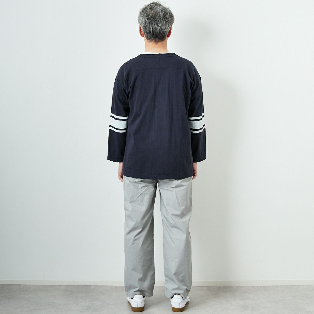 STILL BY HAND [スティルバイハンド] 別注 製品染めツータックテーパードパンツ [2501JF-EX01-JF] ICE GRAY &&モデル身長：174cm 着用サイズ：48&&