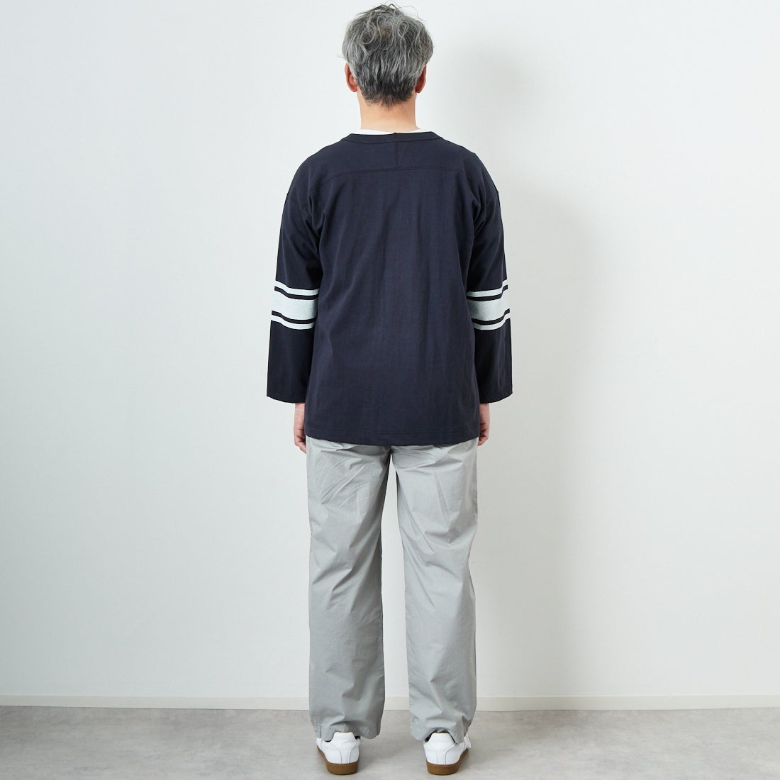 STILL BY HAND [スティルバイハンド] 別注 製品染めツータックテーパードパンツ [2501JF-EX01-JF] ICE GRAY &&モデル身長：174cm 着用サイズ：48&&