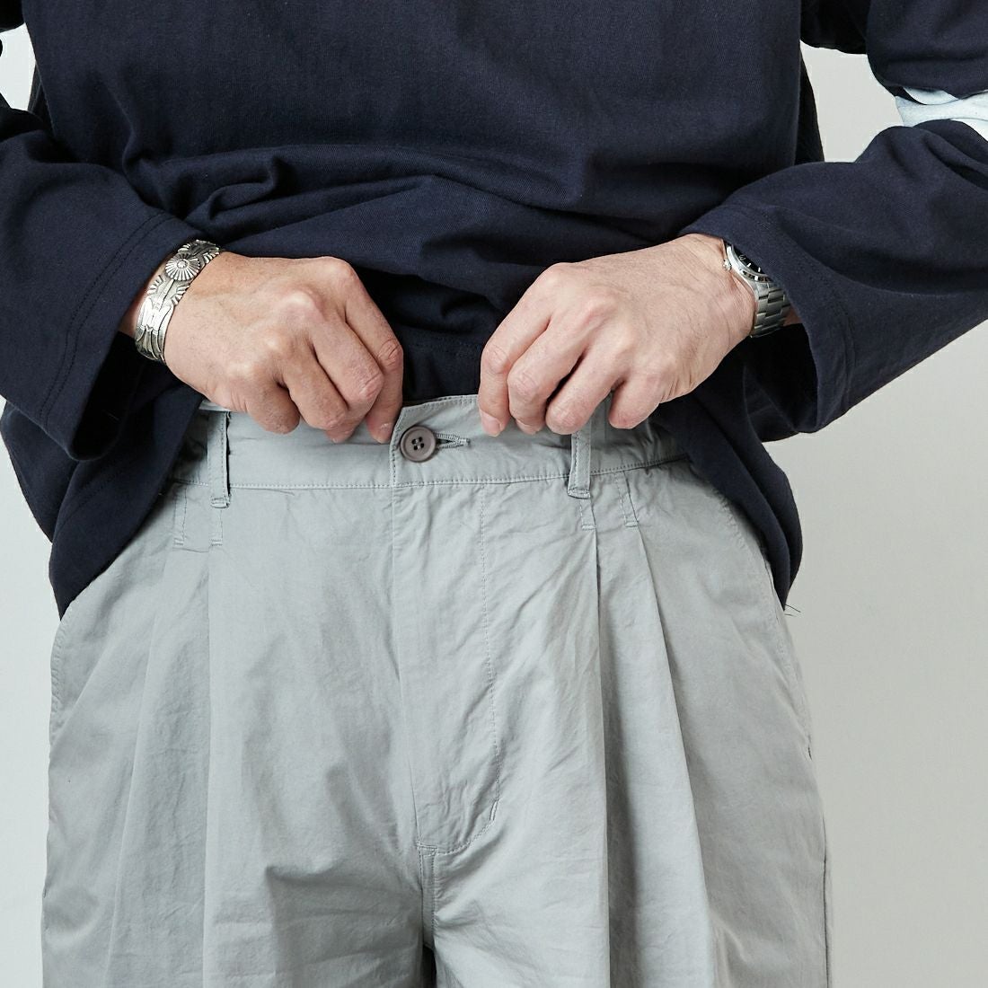 STILL BY HAND [スティルバイハンド] 別注 製品染めツータックテーパードパンツ [2501JF-EX01-JF] ICE GRAY