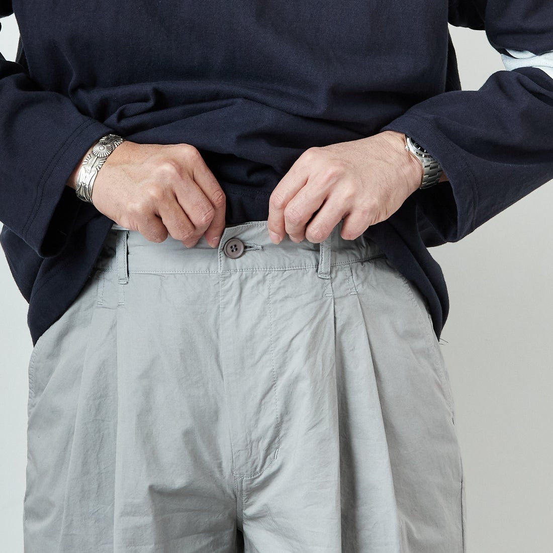 STILL BY HAND [スティルバイハンド] 別注 製品染めツータックテーパードパンツ [2501JF-EX01-JF] ICE GRAY