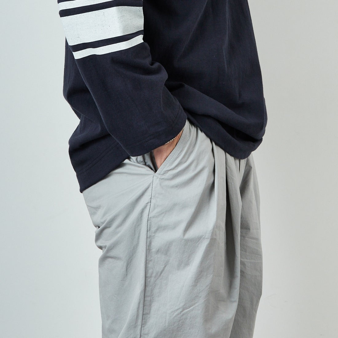 STILL BY HAND [スティルバイハンド] 別注 製品染めツータックテーパードパンツ [2501JF-EX01-JF] ICE GRAY