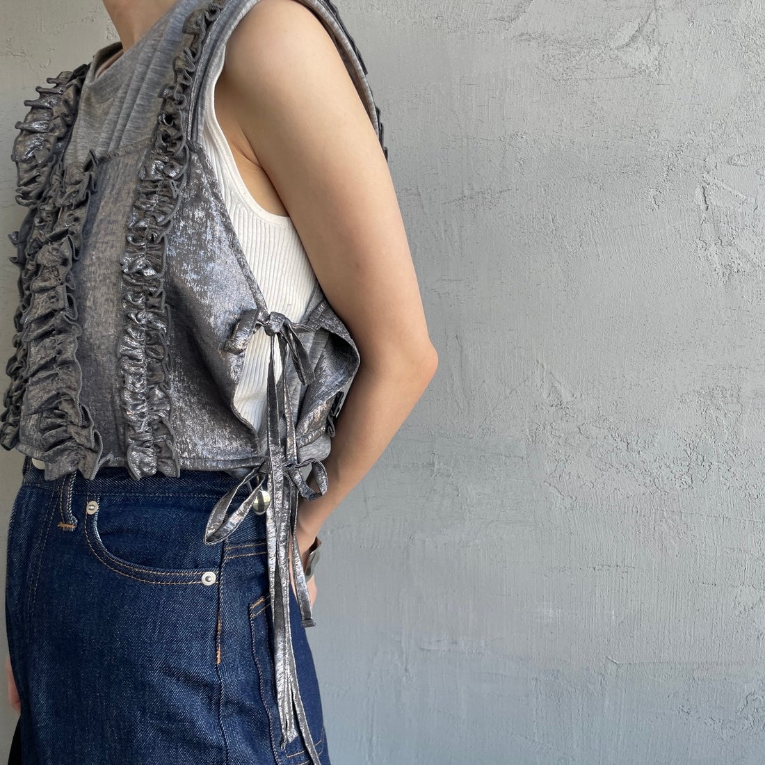 nenom [ネノム] マルチWAY箔フリルビスチェ [NE25112001] 07 GRAY &&モデル身長：150cm 着用サイズ：F&&
