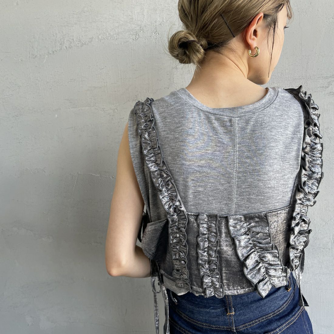 nenom [ネノム] マルチWAY箔フリルビスチェ [NE25112001] 07 GRAY &&モデル身長：150cm 着用サイズ：F&&