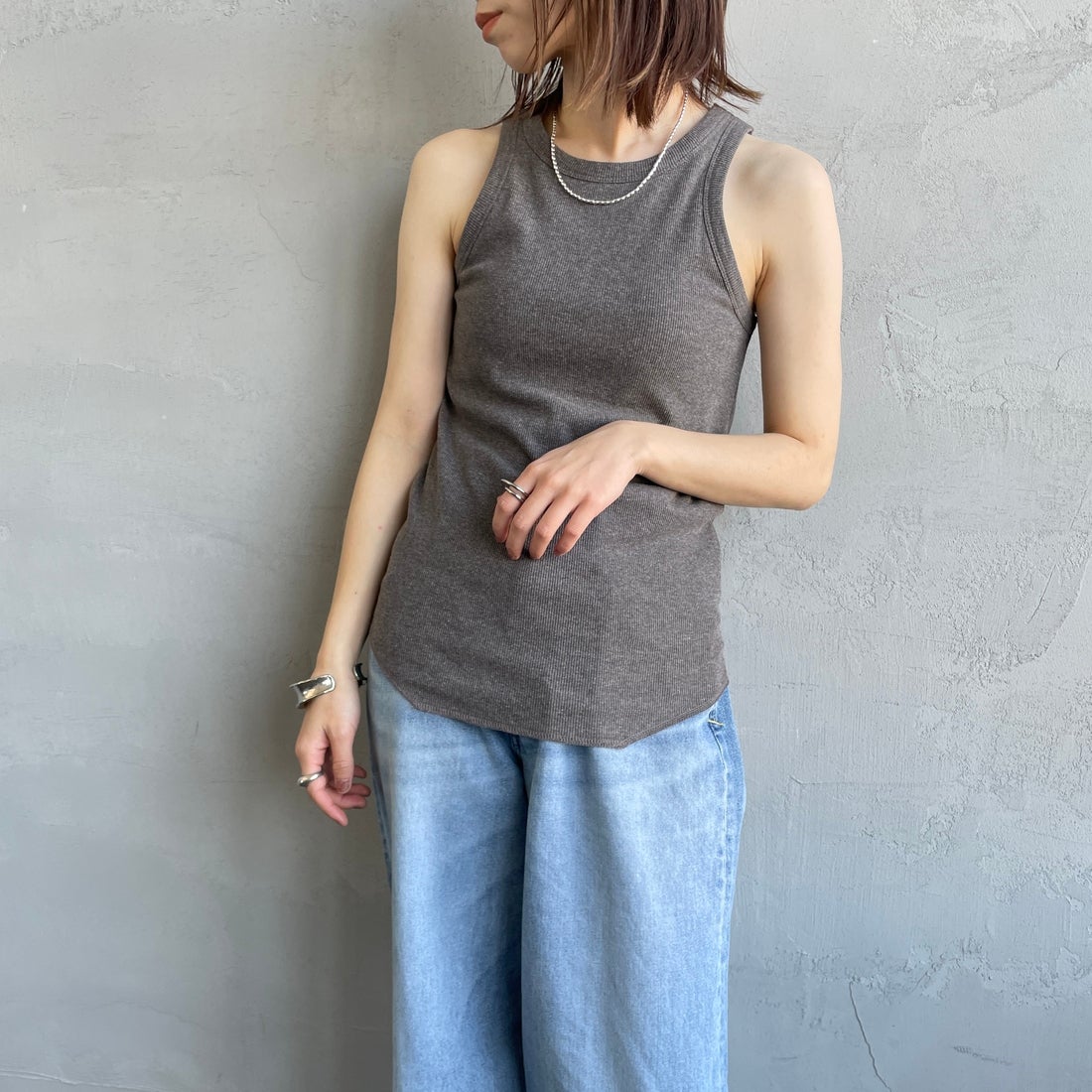 nenom [ネノム] カップ付アメスリタンク [NE25112024] 08 CHARCOA &&モデル身長：158cm 着用サイズ：F&&