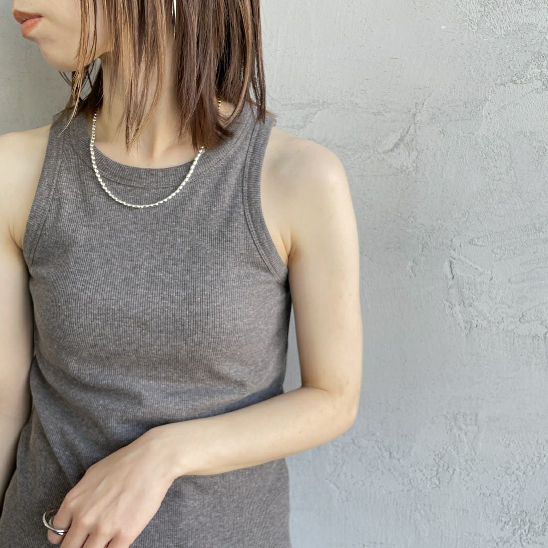 nenom [ネノム] カップ付アメスリタンク [NE25112024] 08 CHARCOA &&モデル身長：158cm 着用サイズ：F&&