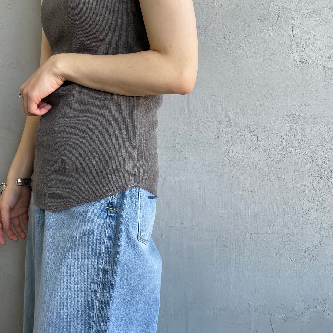 nenom [ネノム] カップ付アメスリタンク [NE25112024] 08 CHARCOA &&モデル身長：158cm 着用サイズ：F&&