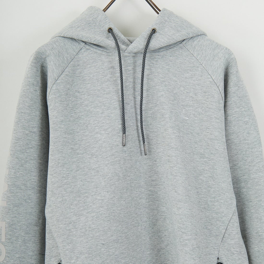 1PIU1UGUALE3 RELAX [ウノ ピゥ ウノ ウグァーレ トレ] トレーニングプルフーディ [USO-25002] SN80 GRAY