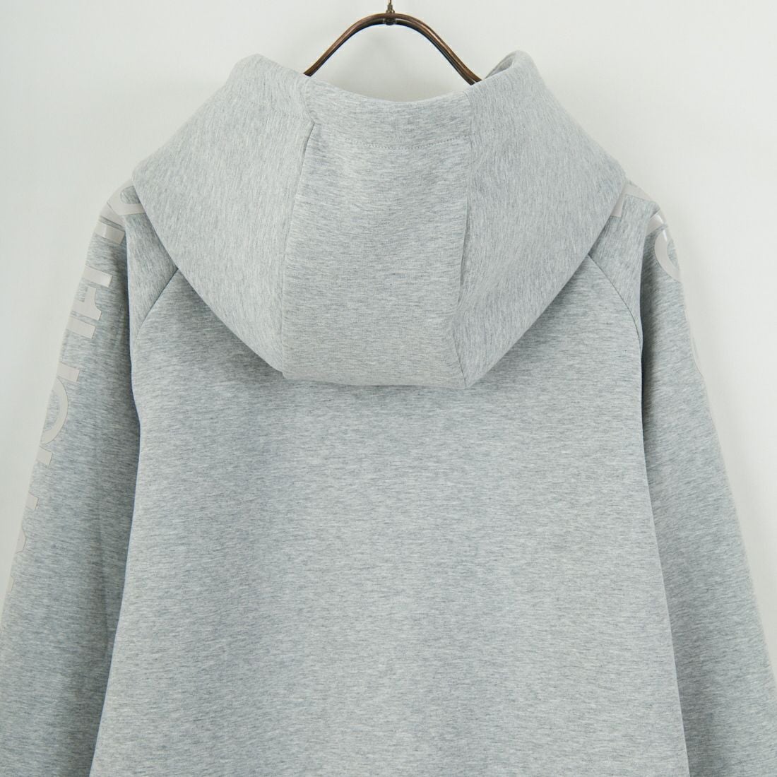 1PIU1UGUALE3 RELAX [ウノ ピゥ ウノ ウグァーレ トレ] トレーニングプルフーディ [USO-25002] SN80 GRAY