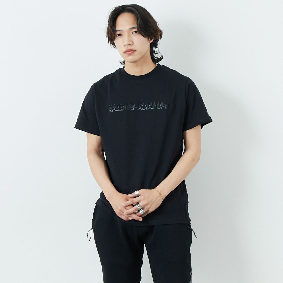 1PIU1UGUALE3 RELAX [ウノ ピゥ ウノ ウグァーレ トレ] 2重ロゴ半袖Tシャツ [UST-25079] SN90 BLACK &&モデル身長：179cm 着用サイズ：L&&