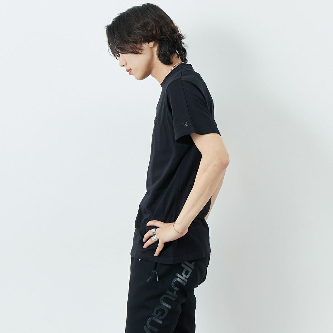 1PIU1UGUALE3 RELAX [ウノ ピゥ ウノ ウグァーレ トレ] 2重ロゴ半袖Tシャツ [UST-25079] SN90 BLACK &&モデル身長：179cm 着用サイズ：L&&