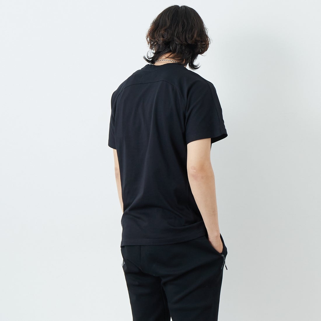 1PIU1UGUALE3 RELAX [ウノ ピゥ ウノ ウグァーレ トレ] 2重ロゴ半袖Tシャツ [UST-25079] SN90 BLACK &&モデル身長：179cm 着用サイズ：L&&