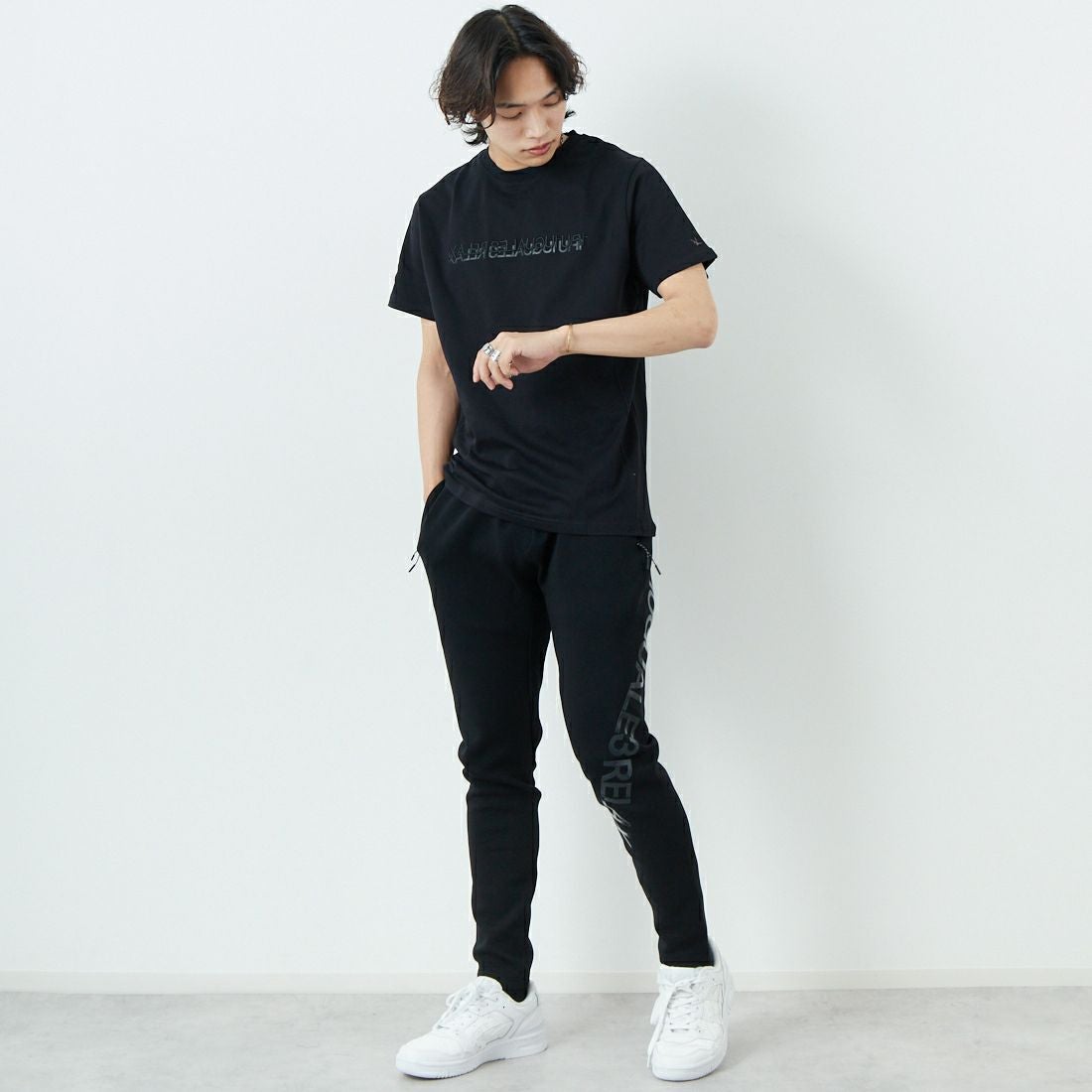 1PIU1UGUALE3 RELAX [ウノ ピゥ ウノ ウグァーレ トレ] 2重ロゴ半袖Tシャツ [UST-25079] SN90 BLACK &&モデル身長：179cm 着用サイズ：L&&