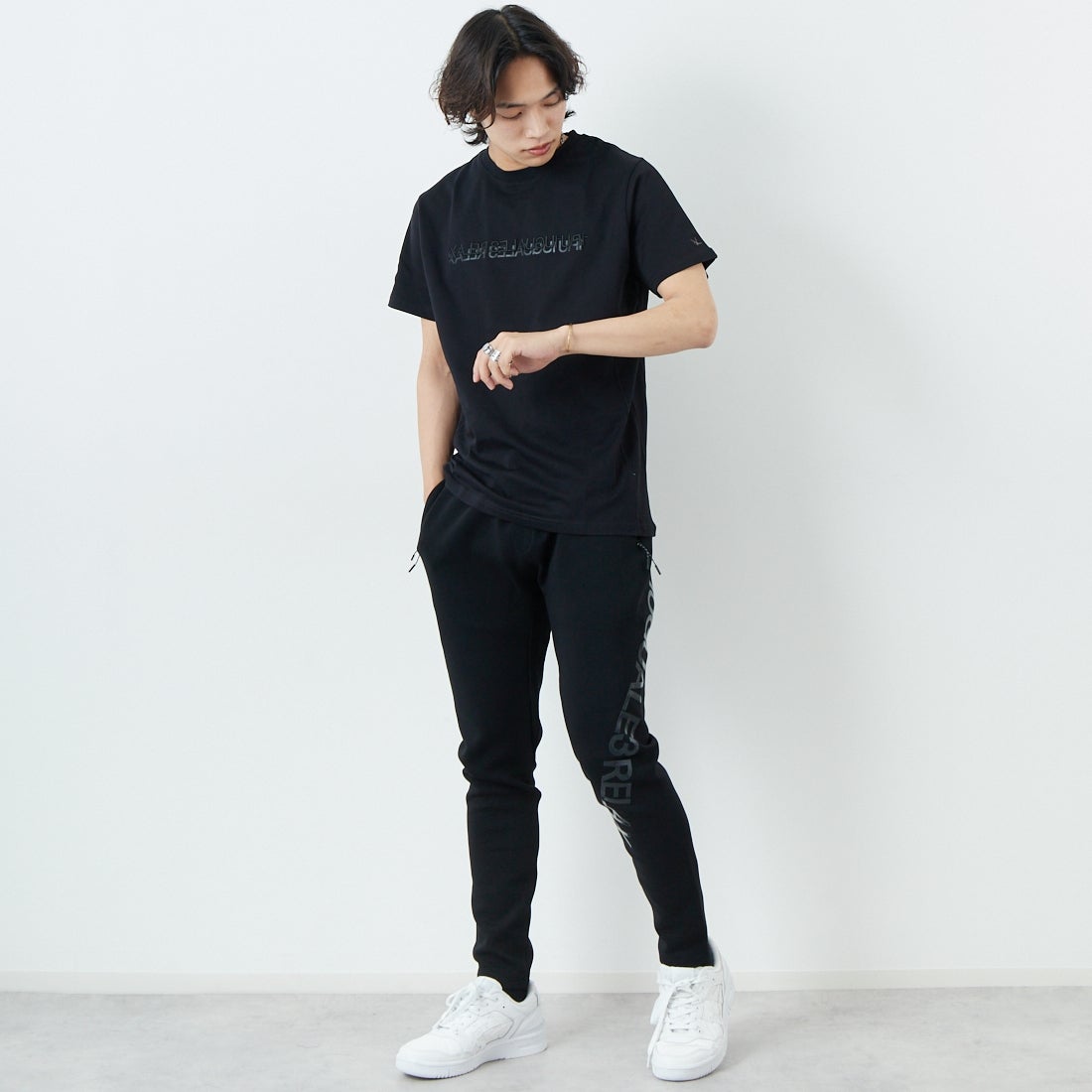 1PIU1UGUALE3 RELAX [ウノ ピゥ ウノ ウグァーレ トレ] 2重ロゴ半袖Tシャツ [UST-25079] SN90 BLACK &&モデル身長：179cm 着用サイズ：L&&