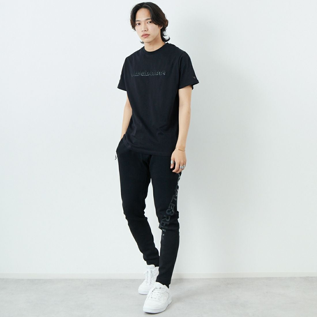 1PIU1UGUALE3 RELAX [ウノ ピゥ ウノ ウグァーレ トレ] 2重ロゴ半袖Tシャツ [UST-25079] SN90 BLACK &&モデル身長：179cm 着用サイズ：L&&