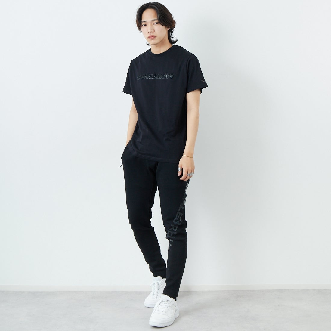 1PIU1UGUALE3 RELAX [ウノ ピゥ ウノ ウグァーレ トレ] 2重ロゴ半袖Tシャツ [UST-25079] SN90 BLACK &&モデル身長：179cm 着用サイズ：L&&