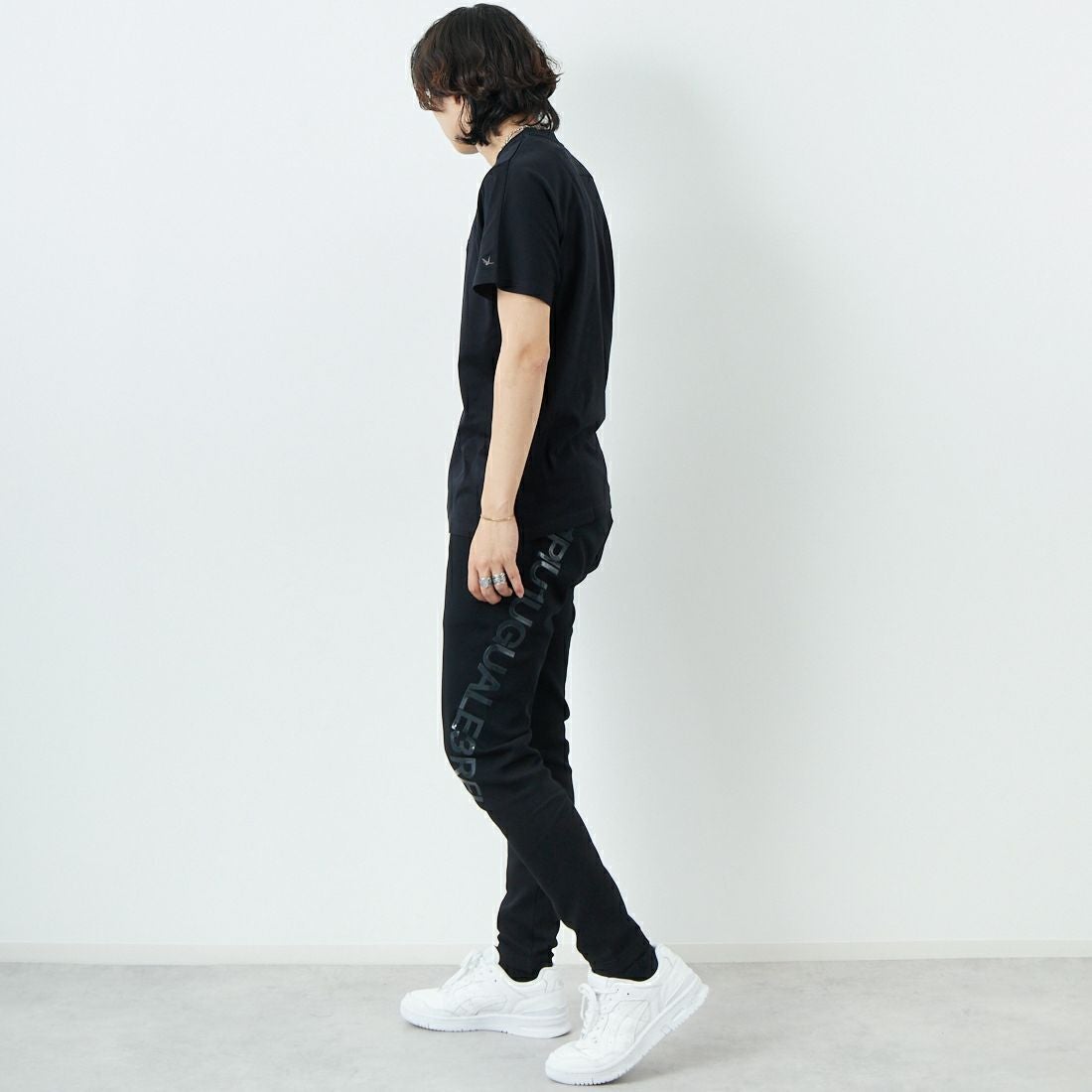 1PIU1UGUALE3 RELAX [ウノ ピゥ ウノ ウグァーレ トレ] 2重ロゴ半袖Tシャツ [UST-25079] SN90 BLACK &&モデル身長：179cm 着用サイズ：L&&