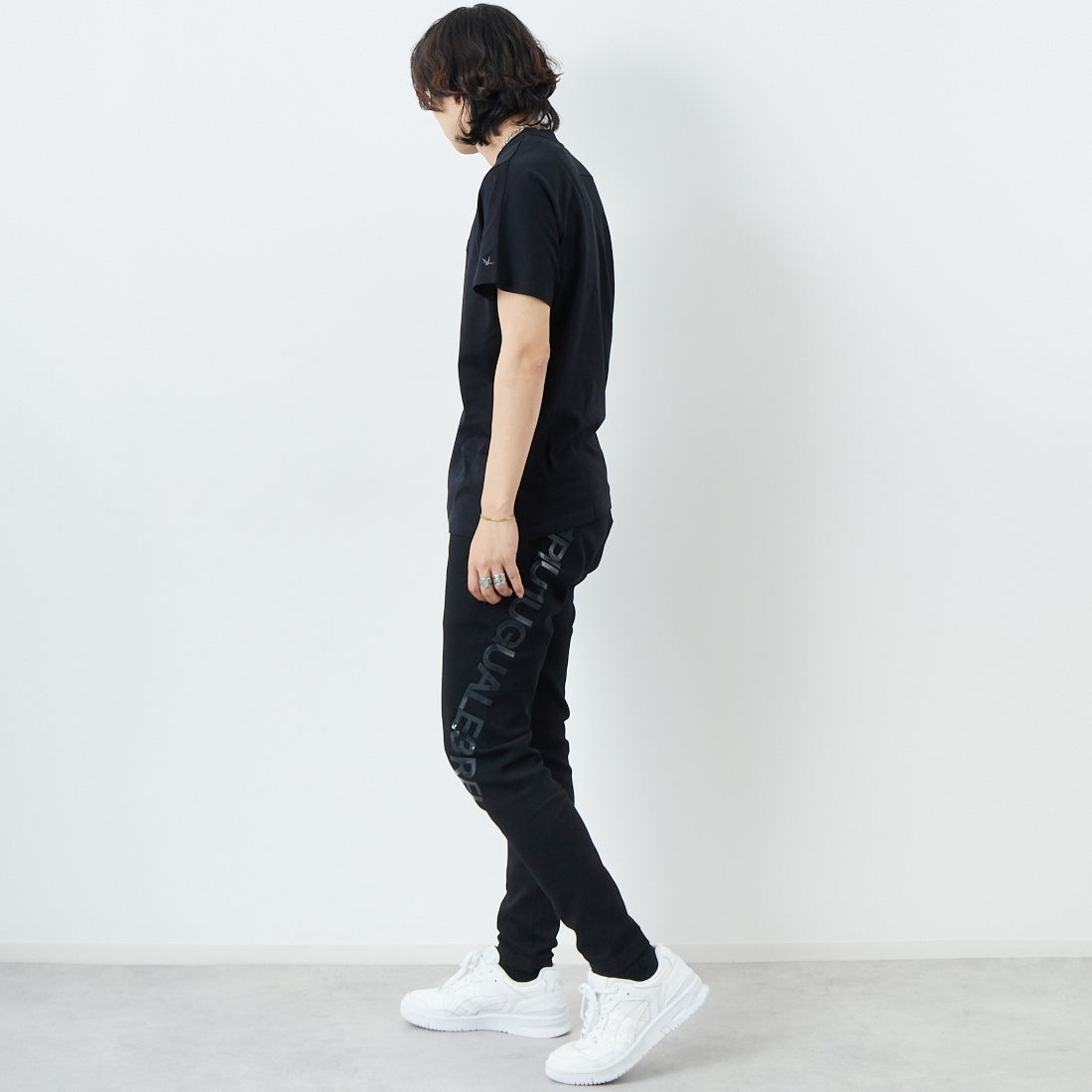 1PIU1UGUALE3 RELAX [ウノ ピゥ ウノ ウグァーレ トレ] 2重ロゴ半袖Tシャツ [UST-25079] SN90 BLACK &&モデル身長：179cm 着用サイズ：L&&