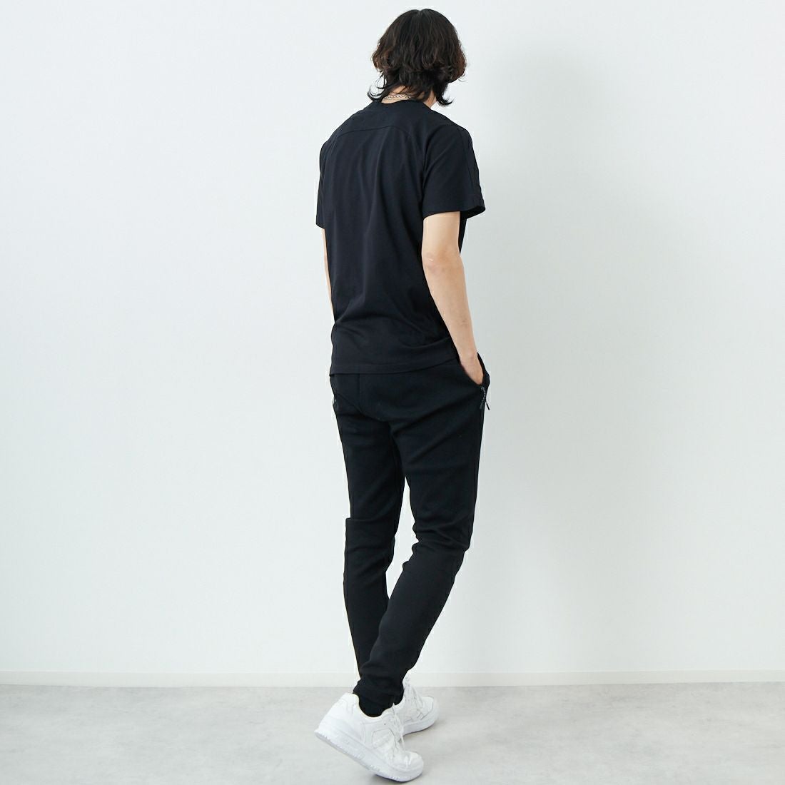 1PIU1UGUALE3 RELAX [ウノ ピゥ ウノ ウグァーレ トレ] 2重ロゴ半袖Tシャツ [UST-25079] SN90 BLACK &&モデル身長：179cm 着用サイズ：L&&