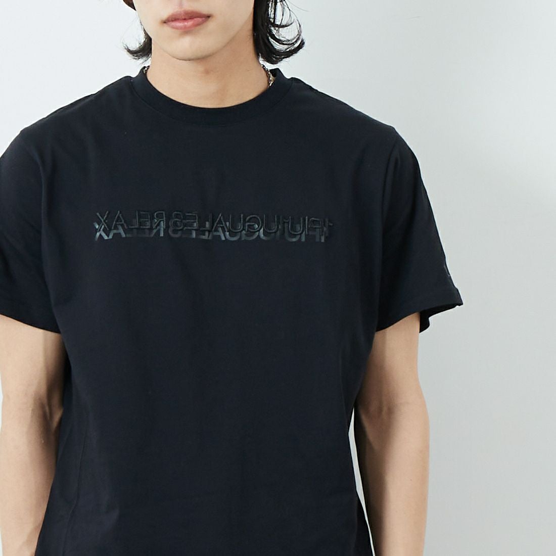 1PIU1UGUALE3 RELAX [ウノ ピゥ ウノ ウグァーレ トレ] 2重ロゴ半袖Tシャツ [UST-25079] SN90 BLACK &&モデル身長：179cm 着用サイズ：L&&