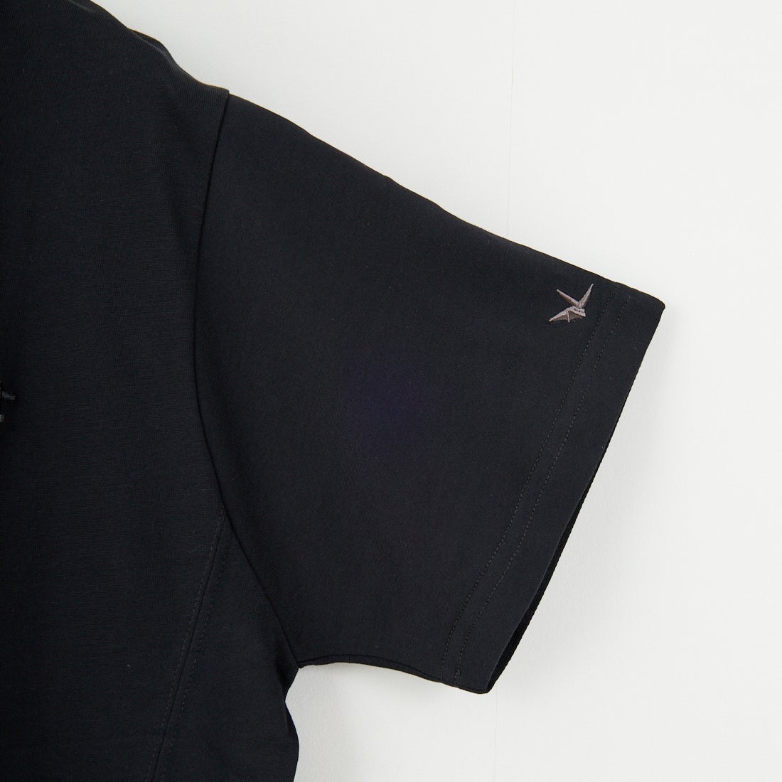 1PIU1UGUALE3 RELAX [ウノ ピゥ ウノ ウグァーレ トレ] 2重ロゴ半袖Tシャツ [UST-25079] SN90 BLACK