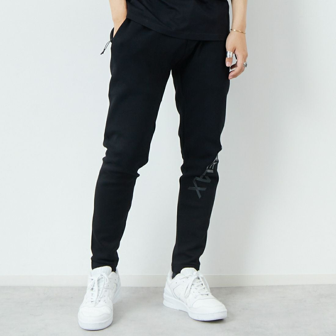 1PIU1UGUALE3 RELAX [ウノ ピゥ ウノ ウグァーレ トレ] トレーニングパンツ [USB-25001] SN90 BLACK &&モデル身長：179cm 着用サイズ：L&&