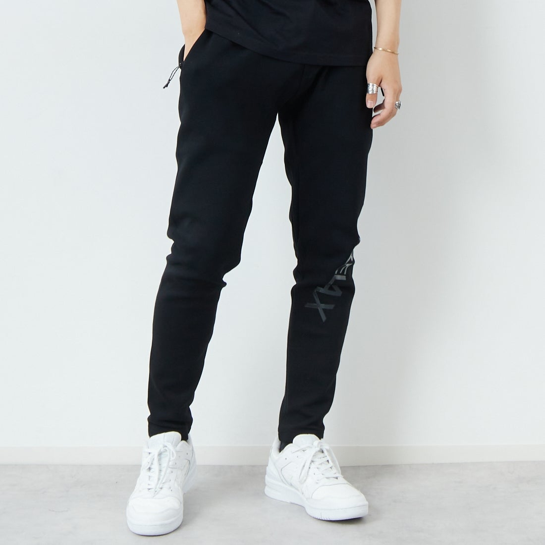 1PIU1UGUALE3 RELAX [ウノ ピゥ ウノ ウグァーレ トレ] トレーニングパンツ [USB-25001] SN90 BLACK &&モデル身長：179cm 着用サイズ：L&&