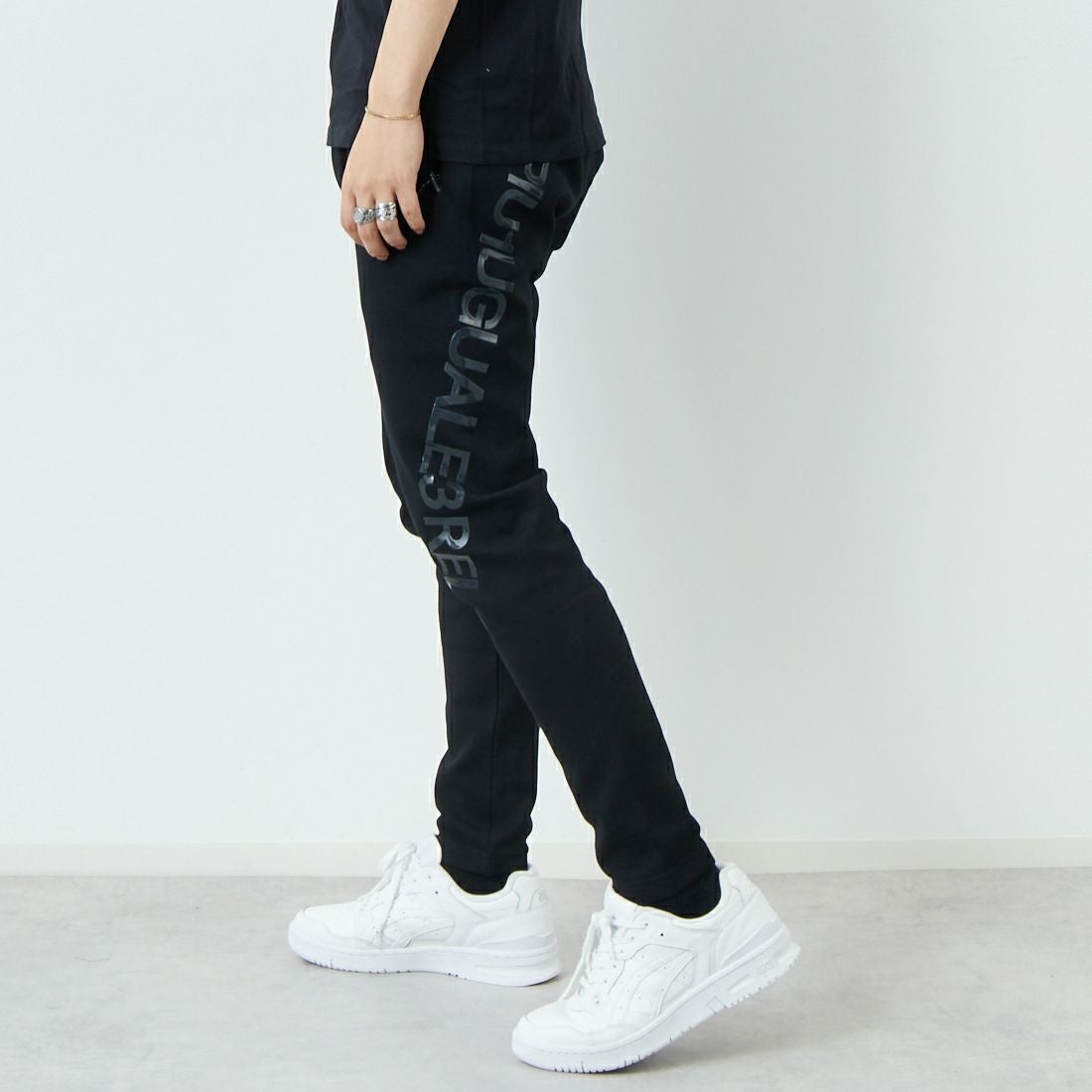 1PIU1UGUALE3 RELAX [ウノ ピゥ ウノ ウグァーレ トレ] トレーニングパンツ [USB-25001] SN90 BLACK &&モデル身長：179cm 着用サイズ：L&&